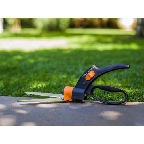 Kép 2/3 - FISKARS SmartFit Fűnyíró olló GS40
