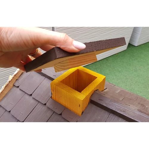 Kép 4/6 - Önetetős Madáretető Fa Zsindely Tetővel