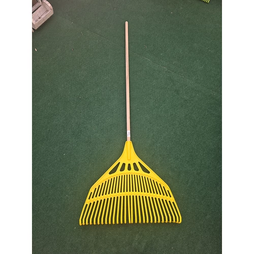 Kép 1/5 - Színes lombseprű 66cm széles fejjel, fanyéllel